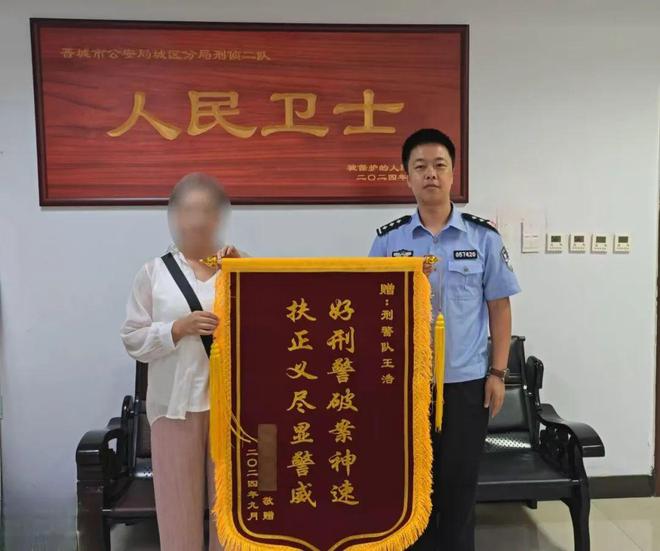 晋城10岁小孩玩手机一口气充了16000元买球软件!这游戏太上头!(图4) 晋城10岁小孩玩手机一口气充了16000元买球软件!这游戏太上头!(图4)